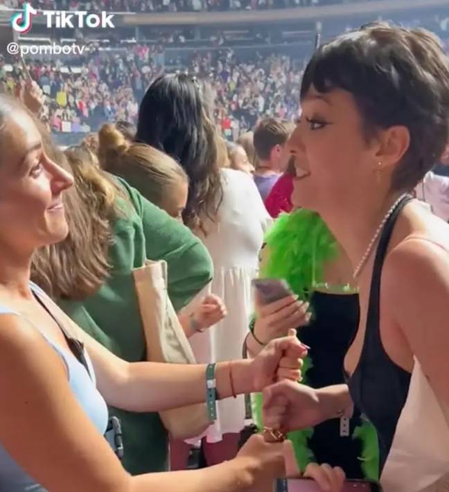 The two women fought over the drumstick. Credit: TikTok/@pombotv