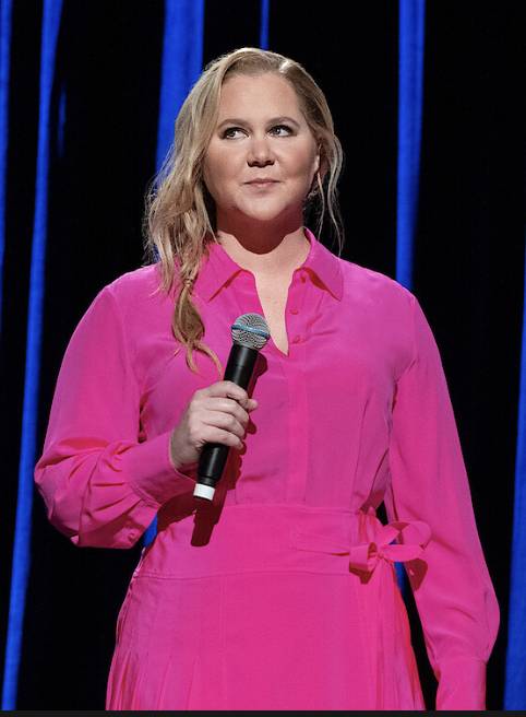 Amy Schumer delivers brutal joke about Alec Baldwin's Rust shooting in ...