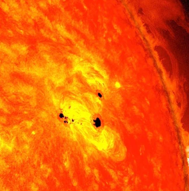 Các vết đen mặt trời đôi khi có thể tạo ra các vệt sáng mặt trời.  Tín dụng: NASA