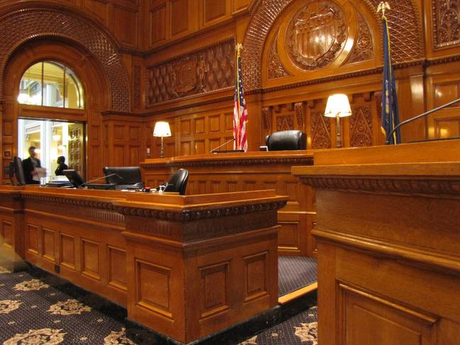 一对法庭上的一对夫妇在这名妇女不得不出现在法官面前而陷入了三次性爱。图片来源：pexels