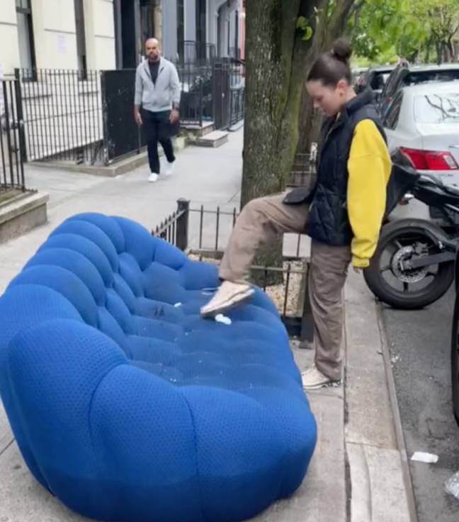 Amanda Joy found the couch in New York City. Credit: TikTok/@yafavv.mandaa