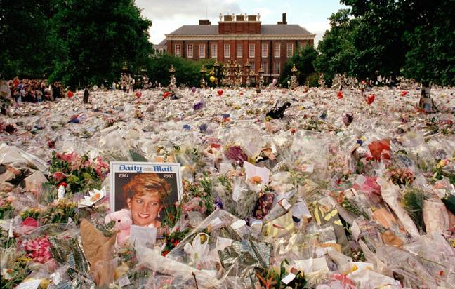 Flowers outside of Kensington Palace shortly after Diana's death. Credit: jeremy sutton-hibbert/Alamy Stock Photo