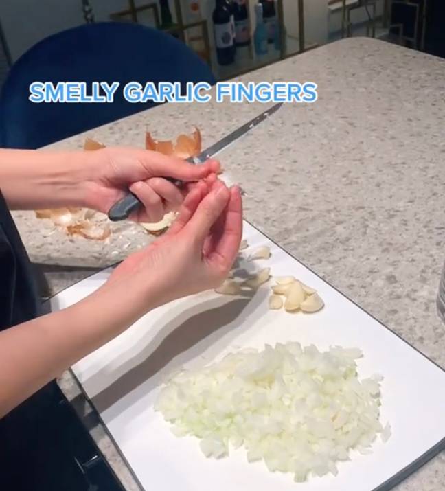 Nobody needs smelly garlic fingers in their life! Credit: @justforkingeatit/TikTok