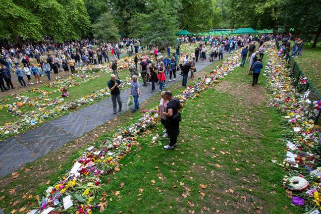 Mourners are leaving flowers in Green Park. Credit: ZUMA Press, Inc./Alamy Stock Photo.