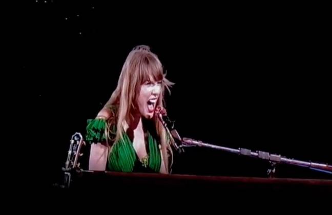 Taylor Swift wowed fans with a surprise performance of 'I Don't Wanna Live Forever'. Credit: Twitter/@japrilss