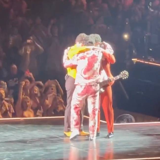 The trio had a group hug on stage. Credit: Twitter/@jbrosnews