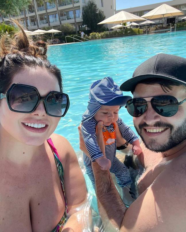 Many praised Scarlett for taking the 10-week-old on the family holiday. Credit: Instagram/@scarlettmoffatt