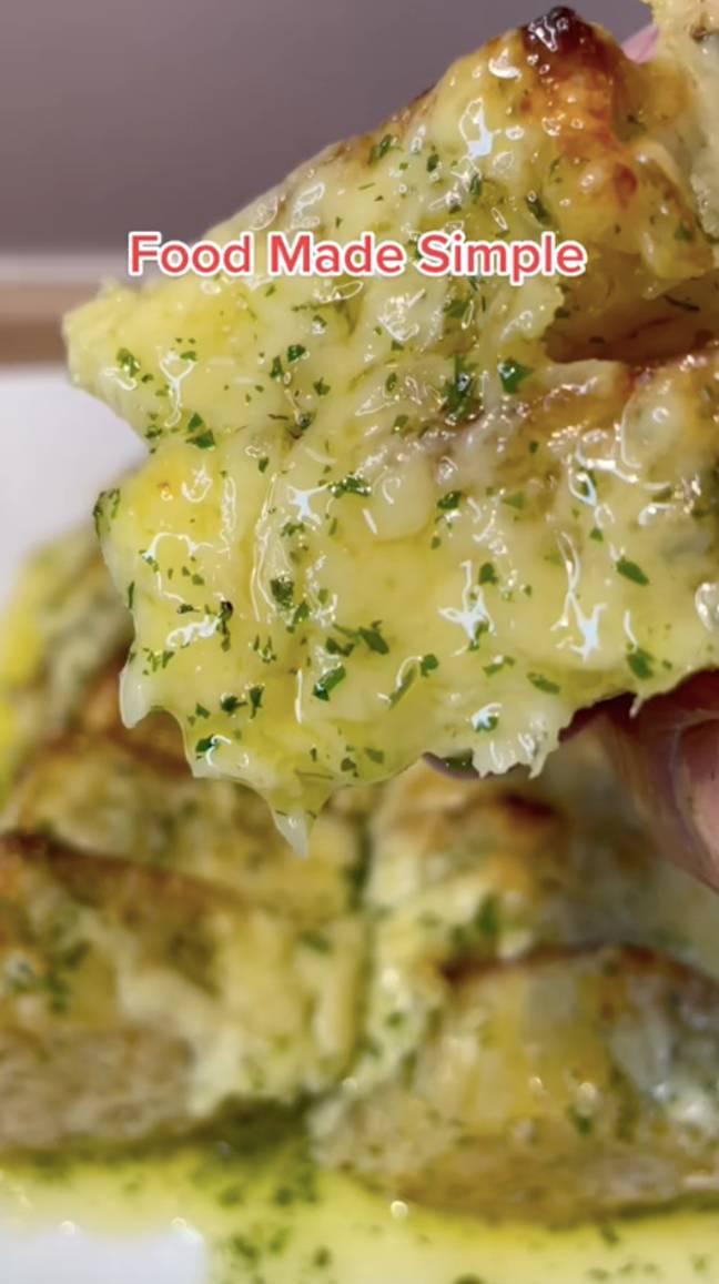 We are drooling at these cheesy garlic crumpets (Credit: TikTok/@foodmadesimple)