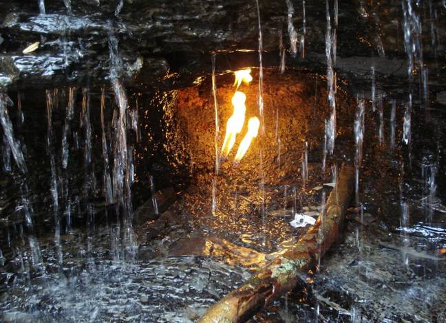 La llama permanece encendida debido al gas que se filtra a la superficie de la Tierra. Crédito: Universidad de Indiana