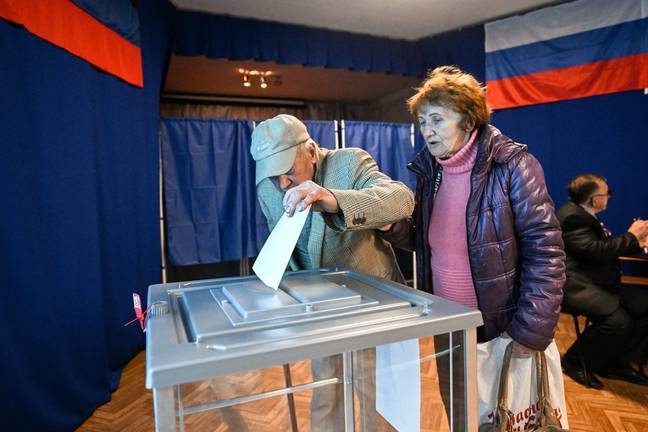 People voting on the entry of the Donetsk People's Republic, Luhansk People's Republic, Kherson and Zaporozhye regions into Russia. Credit: Sipa US/Alamy Stock Photo