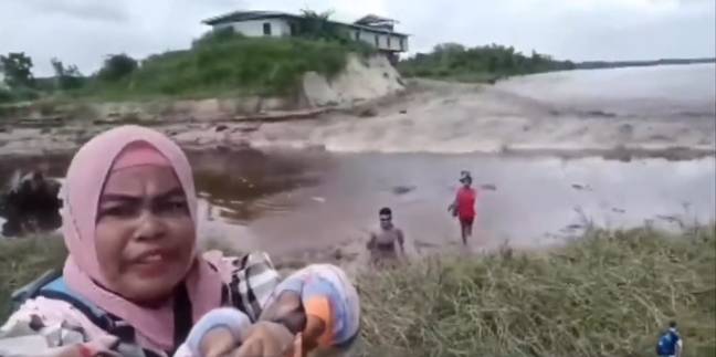 This woman's tsunami selfie left the internet in shock. Credit: Twitter