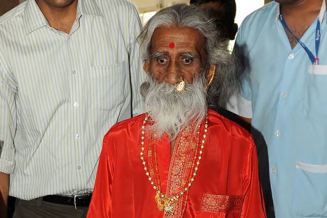 7 Super Humanos com 'superpoderes na vida real' que os cientistas não conseguem explicar 1 Prahlad Jani era um monge indiano. Crédito: Getty Images/Sam Panthaky/AFP