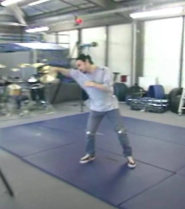 Darren gra we wczesnych scenach walki. Źródło: BBC