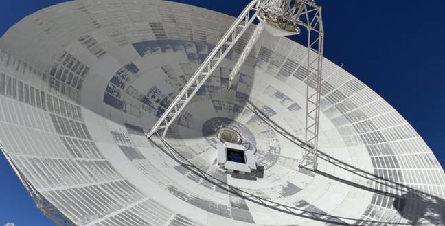 الجهاز البصري الجديد متصل بهوائي الراديو.  مصدر الصورة: ناسا/مختبر الدفع النفاث-معهد كاليفورنيا للتكنولوجيا