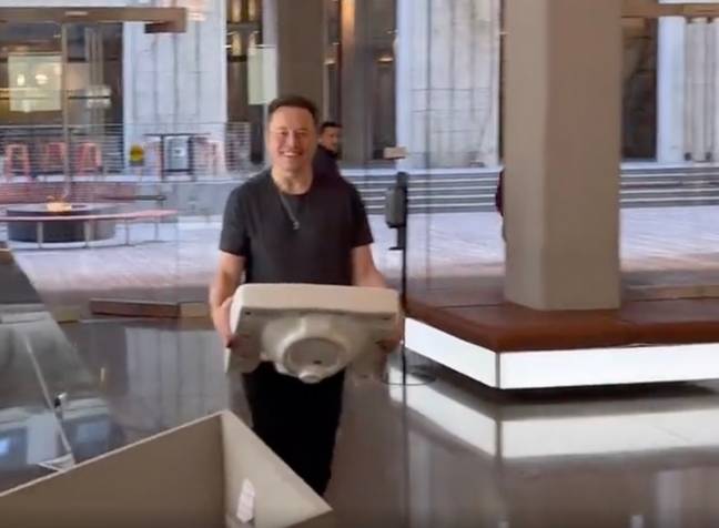 Elon Musk was seen carrying a sink into Twitter HQ. Credit: Twitter/@elonmusk