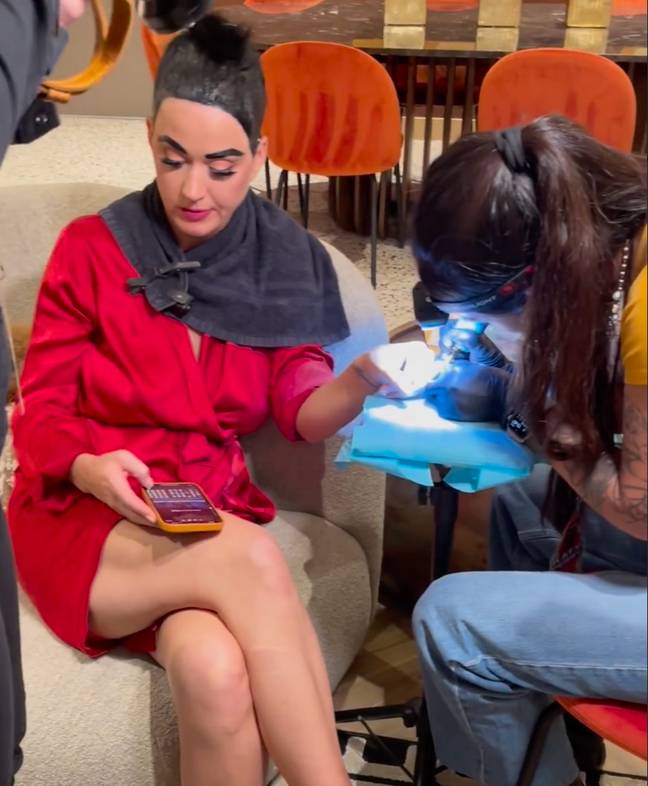 Katy Perry's Unique Tattoo Tradition and The Story of Flying Tattoo Artists 5 Katy Perry gets tattooed. Credit: Instagram / lizlizkimkim