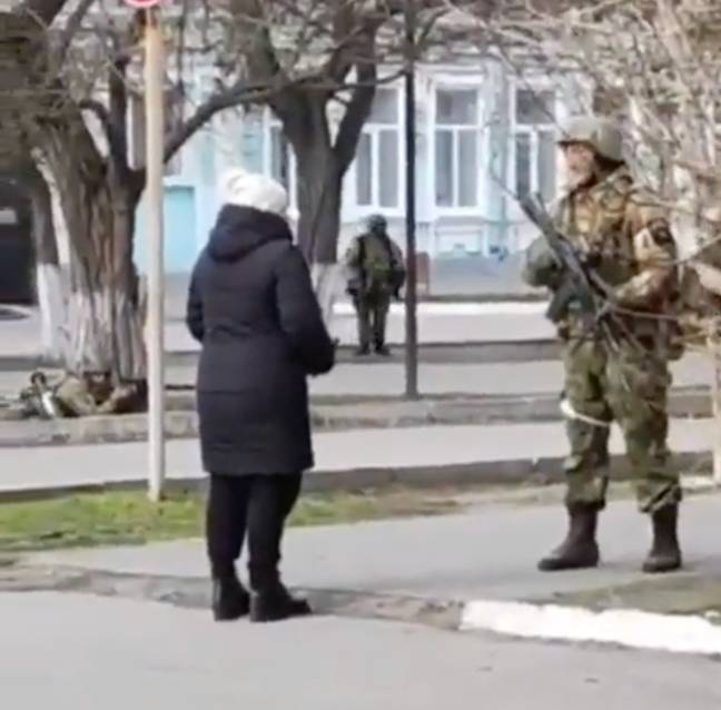 Ukrainian woman confronts Russian soldier (@ukraine_world/Twitter)