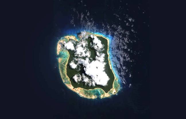 Pulau ini adalah rumah bagi suku yang hidup jauh dari masyarakat modern yang kita kenal dengan baik. Kredit: Survival Internasional