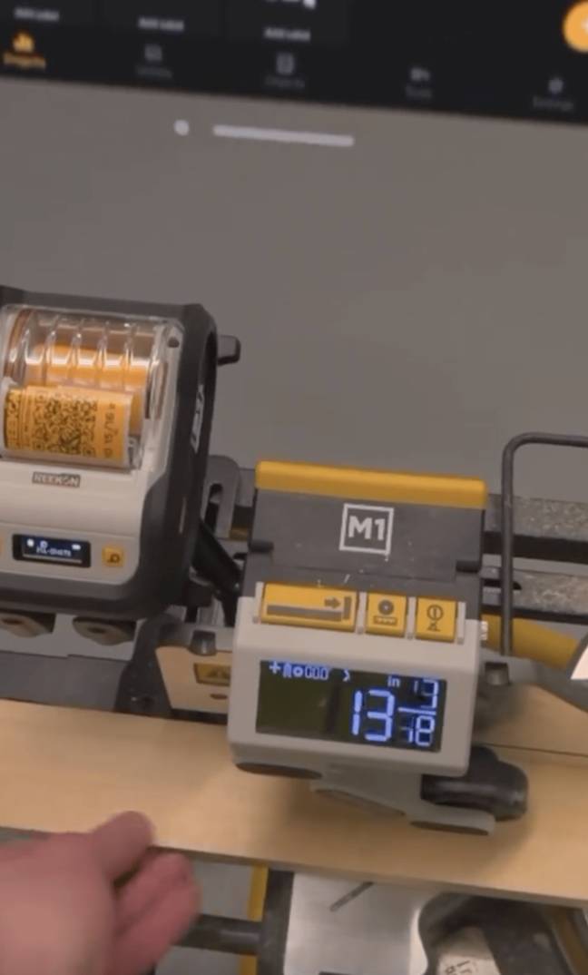 Το βίντεο TikTok έδειξε πώς τα ακουστικά εικονικής πραγματικότητας μπορούν να βελτιώσουν την παραγωγικότητα και την ακρίβεια. Πίστωση: TikTok/@reekontools