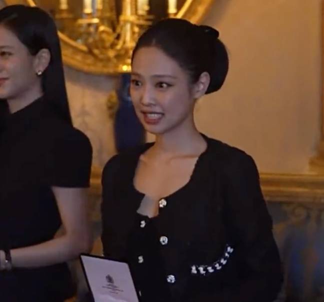 The singer certainly had a few awkward reactions. Credit: X/@jnkloops