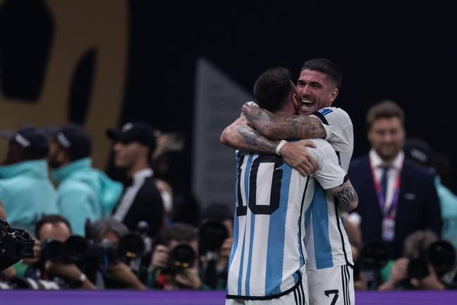 De Paul and Messi embrace during the final. Image: Alamy
