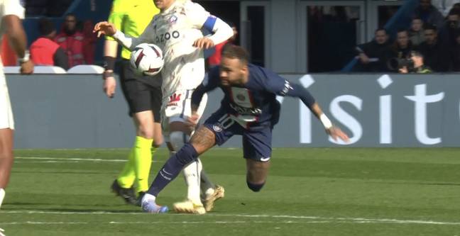 Neymar suffers a serious-looking ankle injury. Image: Ligue 1