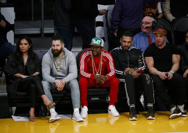 Mayweather at an NBA basketball game between the Los Angeles Lakers and New Orleans Pelicans. (Image Credit: Alamy)