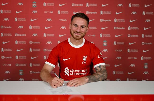 Alexis Mac Allister signs his Liverpool contract. Image: Getty 