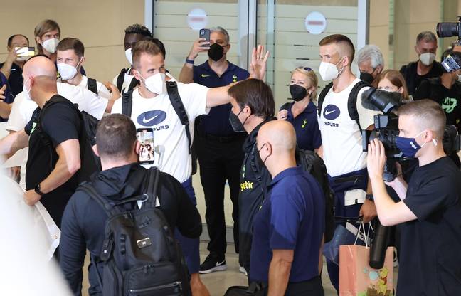 Harry Kane waves at fans in Seoul. Image: Alamy
