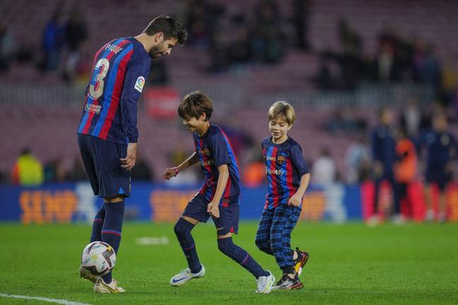 Pique with his sons after his final appearance for Barcelona. Image: Alamy