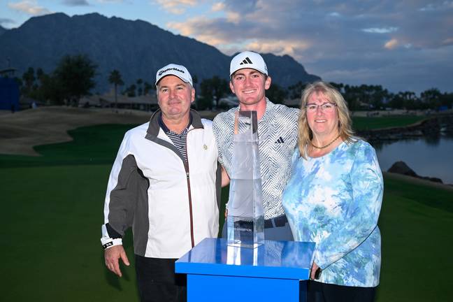 Dunlap posing with the trophy alongside his parents. (Image Credit: Getty)