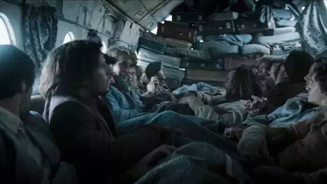 Der Film Society of the Snow aus dem Jahr 2023 schildert die erschütternde Erfahrung von Überlebenden eines Flugzeugabsturzes. Bildnachweis: Netflix