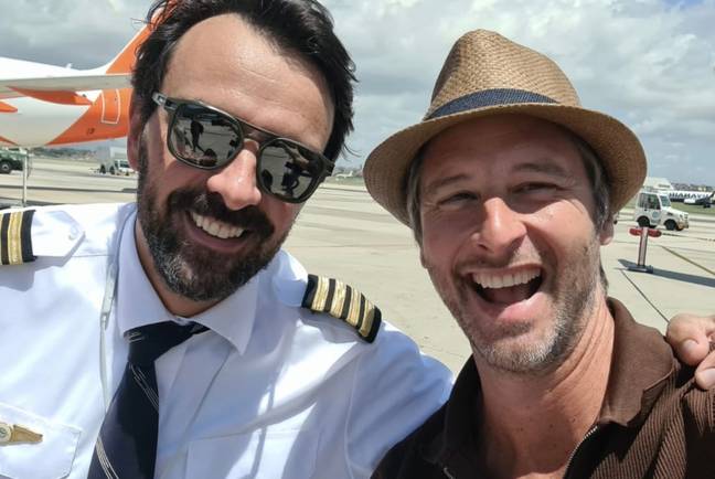 Chesney Hawkes with the pilot. Credit: Twitter/chesneyhawkes