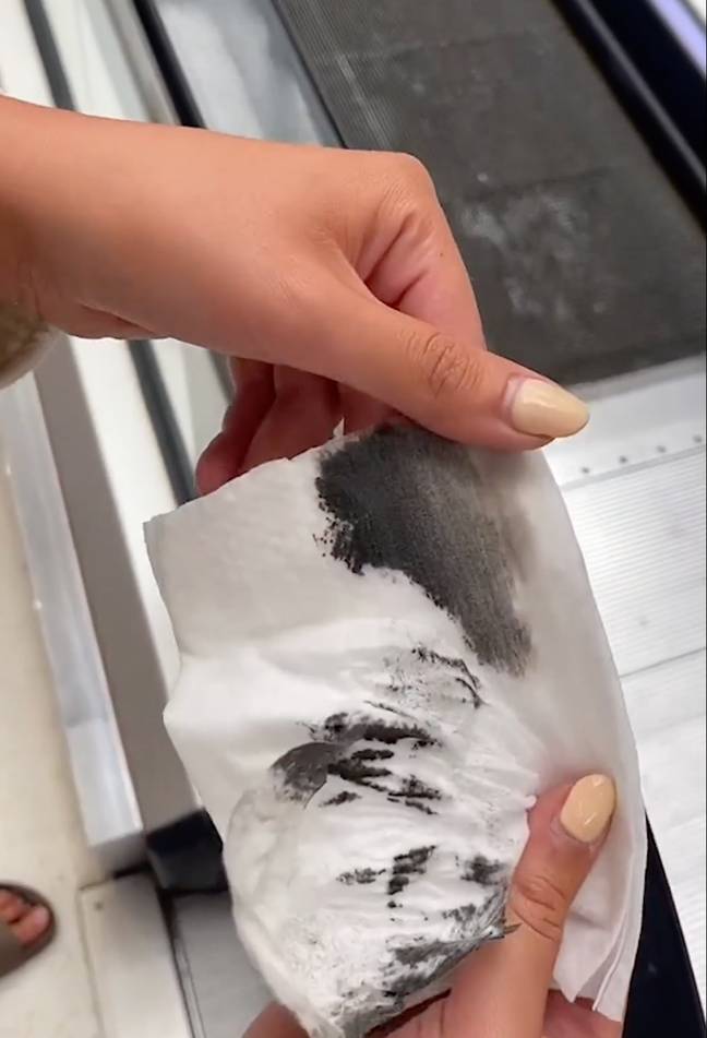 The wipe after being held on the escalator. Credit: Insta / @samira_so