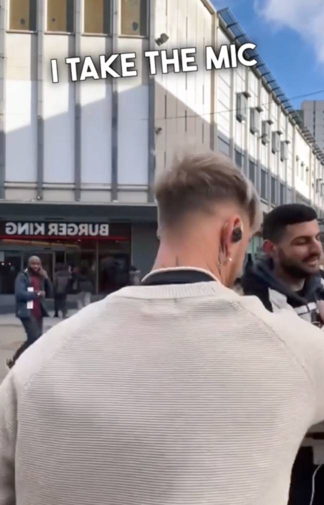 The busker has been praised for how he handled the situation. Credit: TikTok/@imjasonallan
