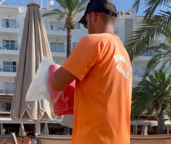 The worker respectfully folded up the towels. Credit: TikTok/@perfectpicx