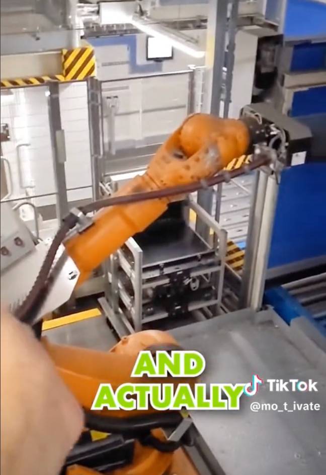 Mohammad has shown how robots work at the airport. Credit: TikTok/@mo_t_ivate