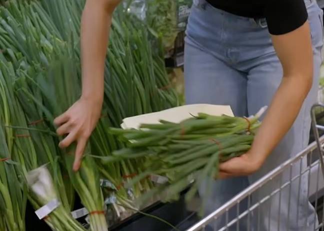Matoma, kad Patricija vėl deda nukritusius porus į lentyną. Kreditas: 7 kanalas