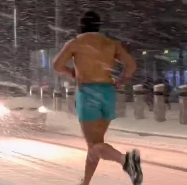 People were confused when they spotted the man running in the blizzard. Credit: @pro.pt/Instagram
