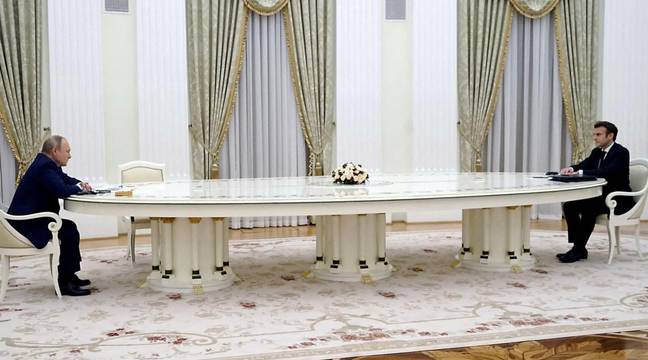 Putin at long table with Macron. Credit: Alamy