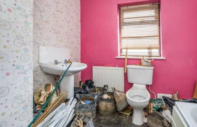 The bathroom was arguably the cleanest room in the house and boasted a vibrant colour scheme. Credit: TBiermann_/Twitter/Rightmove