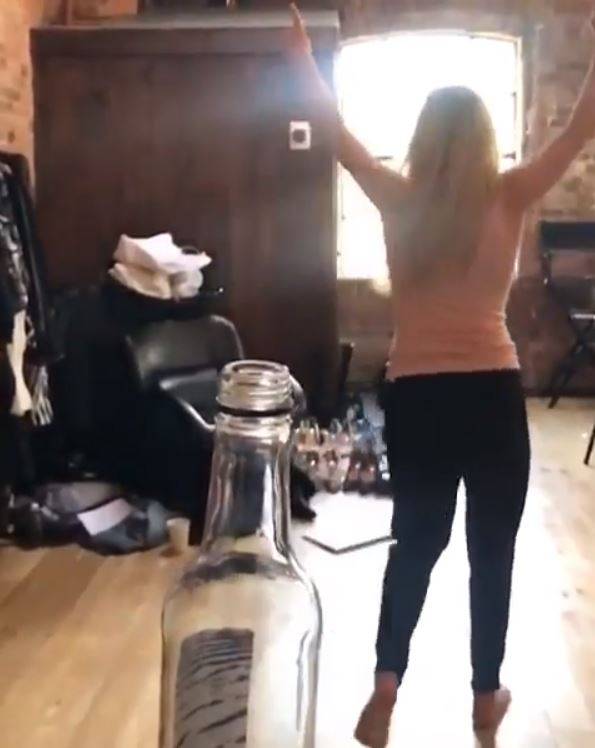 Ellie Goulding celebrating her bottle cap challenge success. Credit: Instagram/elliegoulding