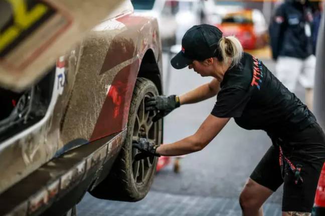 Laura works as a motorsport mechanic, so safe to say she knows a fair bit about cars. Credit: LADbible