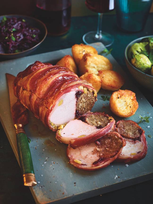The Festive Feast contains succulent turkey breast, herby stuffing, shredded sprouts and cranberry sauce (Credit: Lidl) 