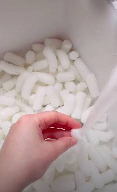 The packing peanuts dissolved under the tap (Credit: TikTok/ thattogspot)