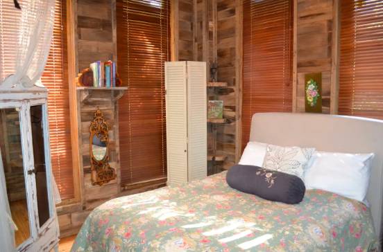 The bedroom looks so cosy (Credit: Redwood Tree Haus)