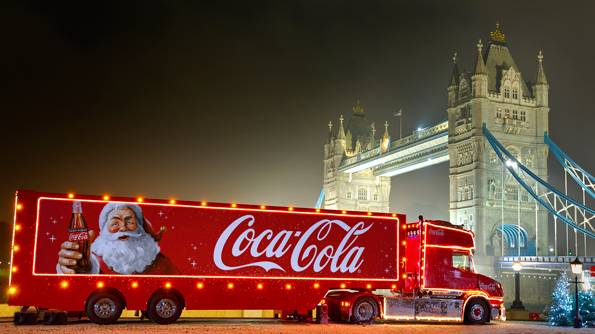 The truck passing the famous Tower Bridge in London. (Credit: Coca Cola)