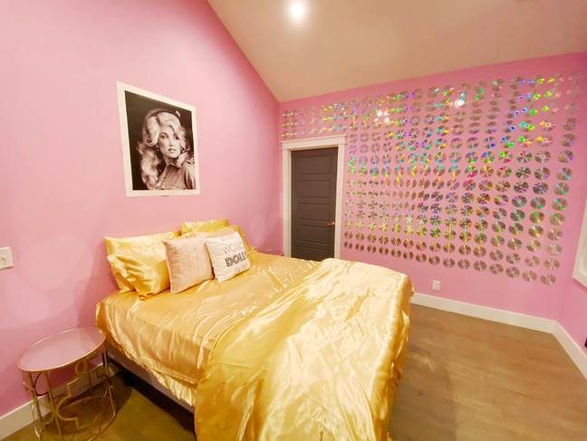 There's a whole Dolly Parton room! (Credit: Airbnb)