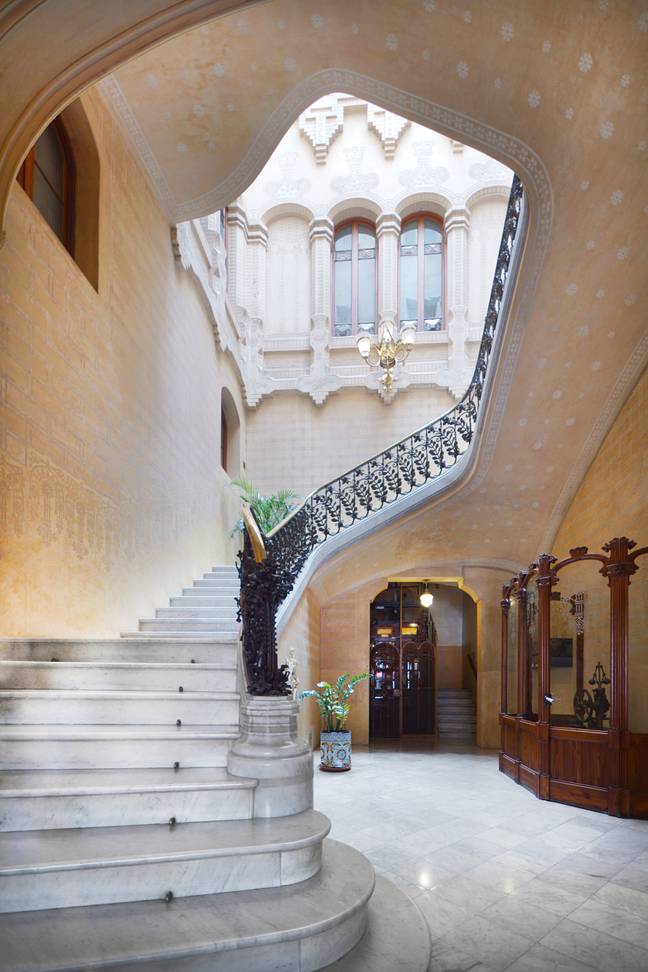 Just look at this grand staircase! (Credit: Airbnb)