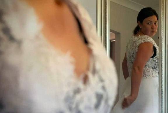 A bride wasn't happy with her super-cheap wedding dress (Credit: Netflix/ Channel 7)